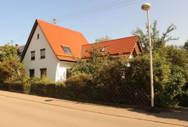 Neu renoviertes Einfamilienhaus mit Terrasse und Garten sowie Einzelgarage in Aidlingen