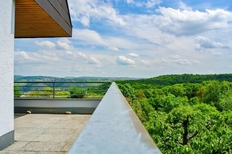 Hohe Wohnqualität in grüner Umgebung: Aussichtsreiche Doppelhaushälfte in S-Lederberg