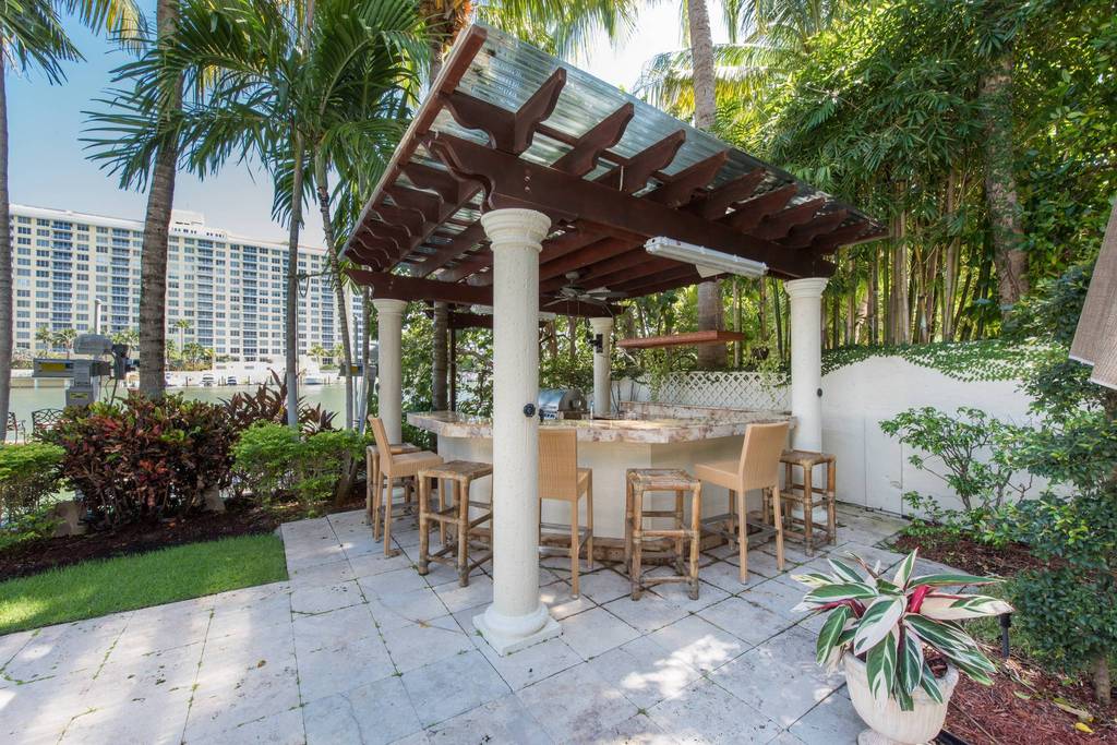 Luxury Detached House for Rent in Miami Beach, Florida